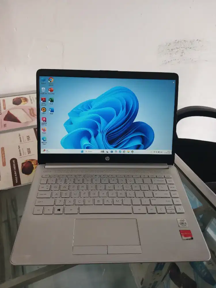 Laptop HP 14s Core I5 gen 10 Ram 8 Hdd 1000 Ssd 128 Radeon graphics
