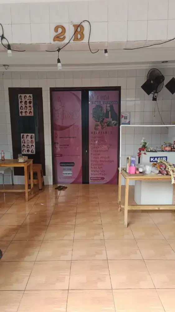 Karyawan salon kecantikan