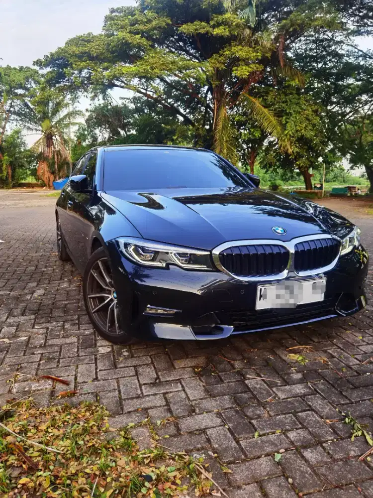 Bmw 320i 2021 Sport Hitam metalik km rendah