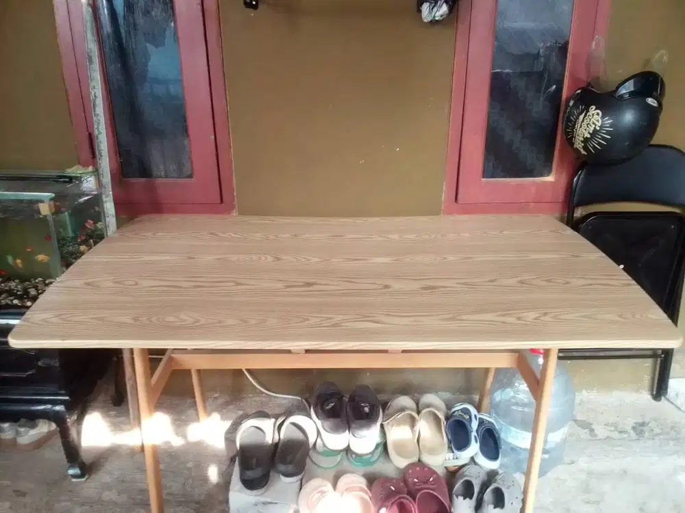 Meja makan atau meja perabot