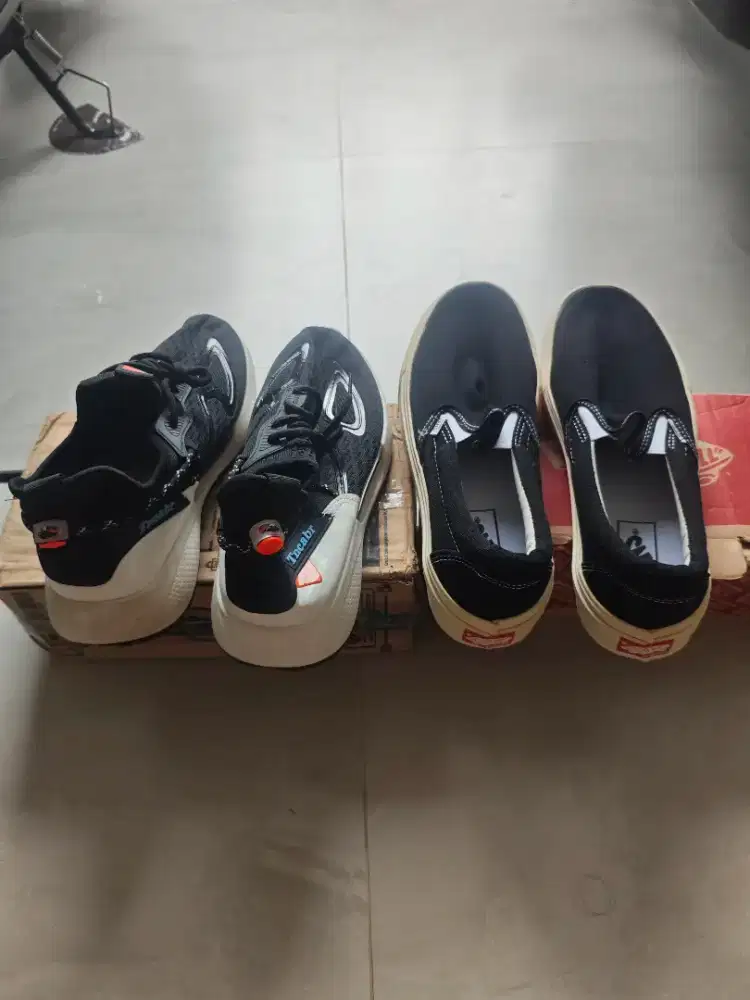 Di jual sepatu per  1 pasang harga Rp 100.000