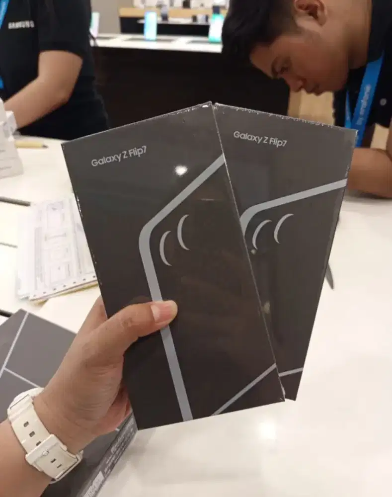 Samsung ZFlip 7 12/256GB Free Speaker Bisa Tukar Tambah / Kredit