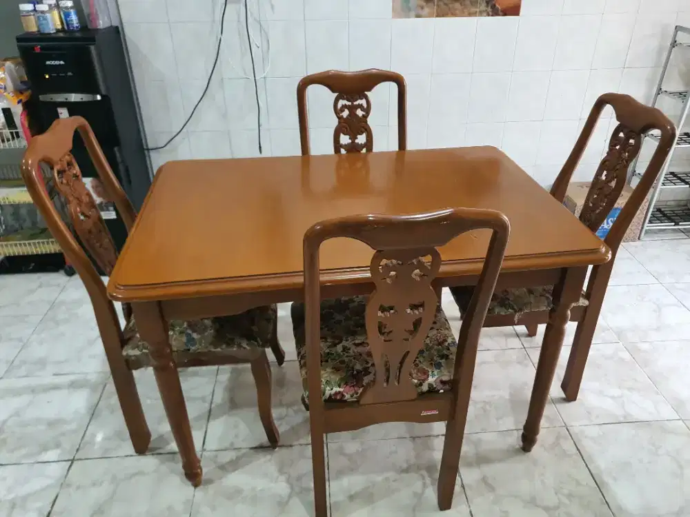 Meja Makan + 4 Kursi