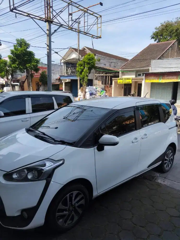 Sienta V matic putih NIK 2017 STNK pemakaian 2018