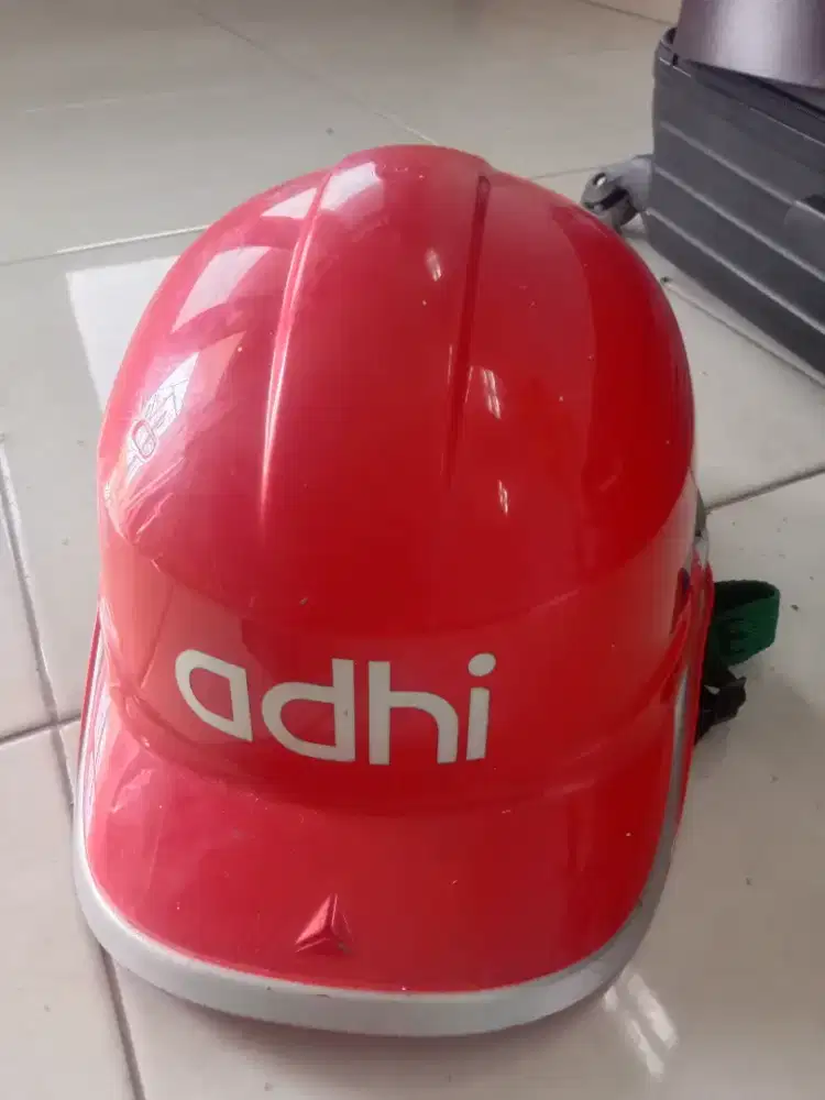 Helm safety delta merah