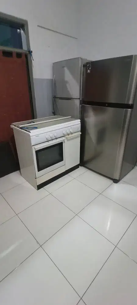 Kulkas layak pakai merk sharp... Oven plus kompor 4 tungku merk modena