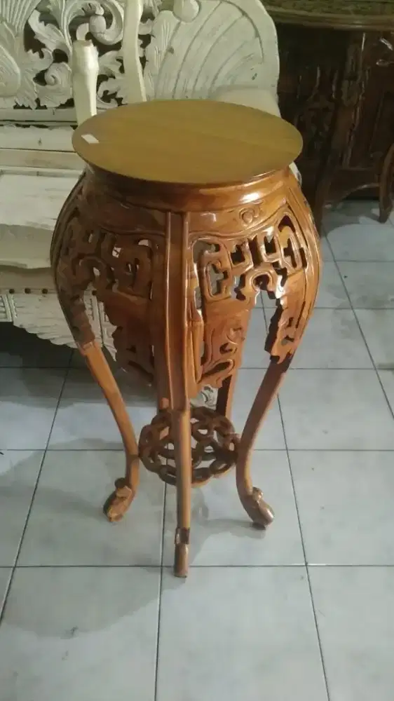 Meja minimalis berukir