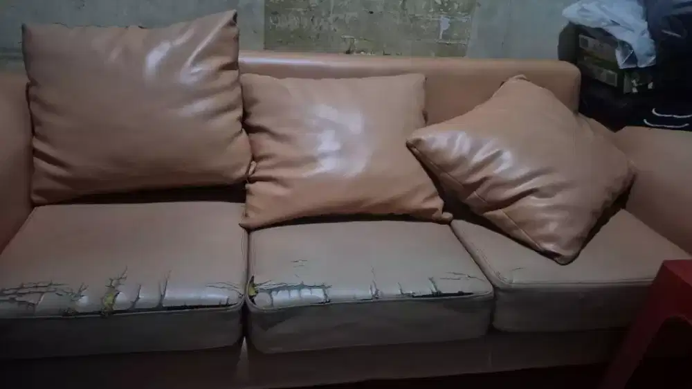 Sofa kondisi bekas sesuai dengan foto