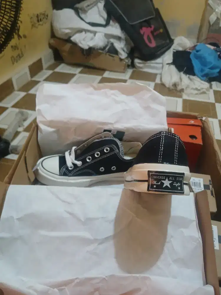 Sepatu convers dan vanse