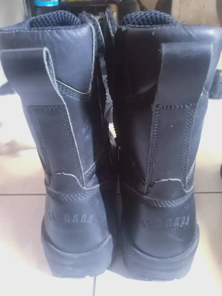 Sepatu pria but hitam