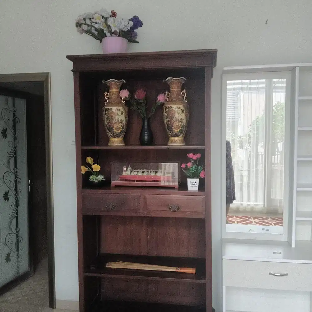 Lemari pajangan kayu jati