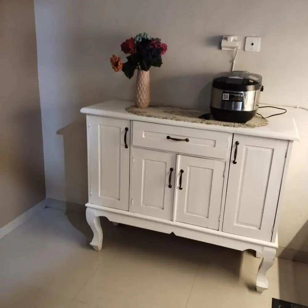 Lemari putih pajangan