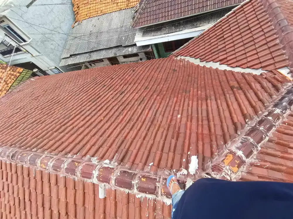 Perbaikan atap bocor dan renovasi
