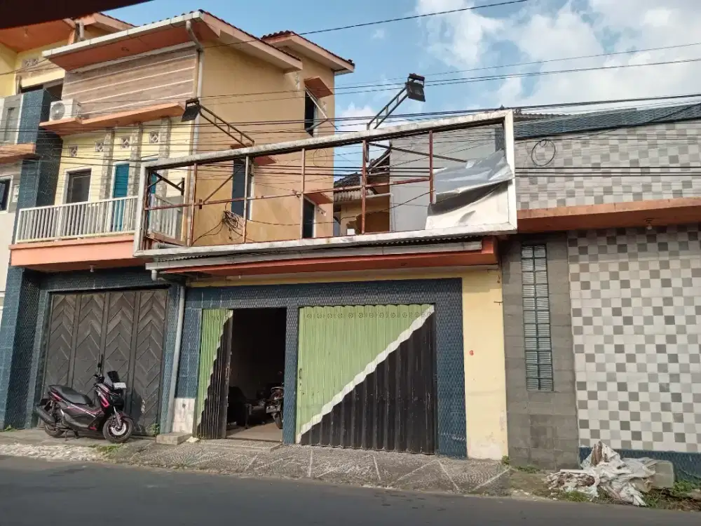Rumah 3 lantai Pinggir jalan dekat SMAN 1 Jember