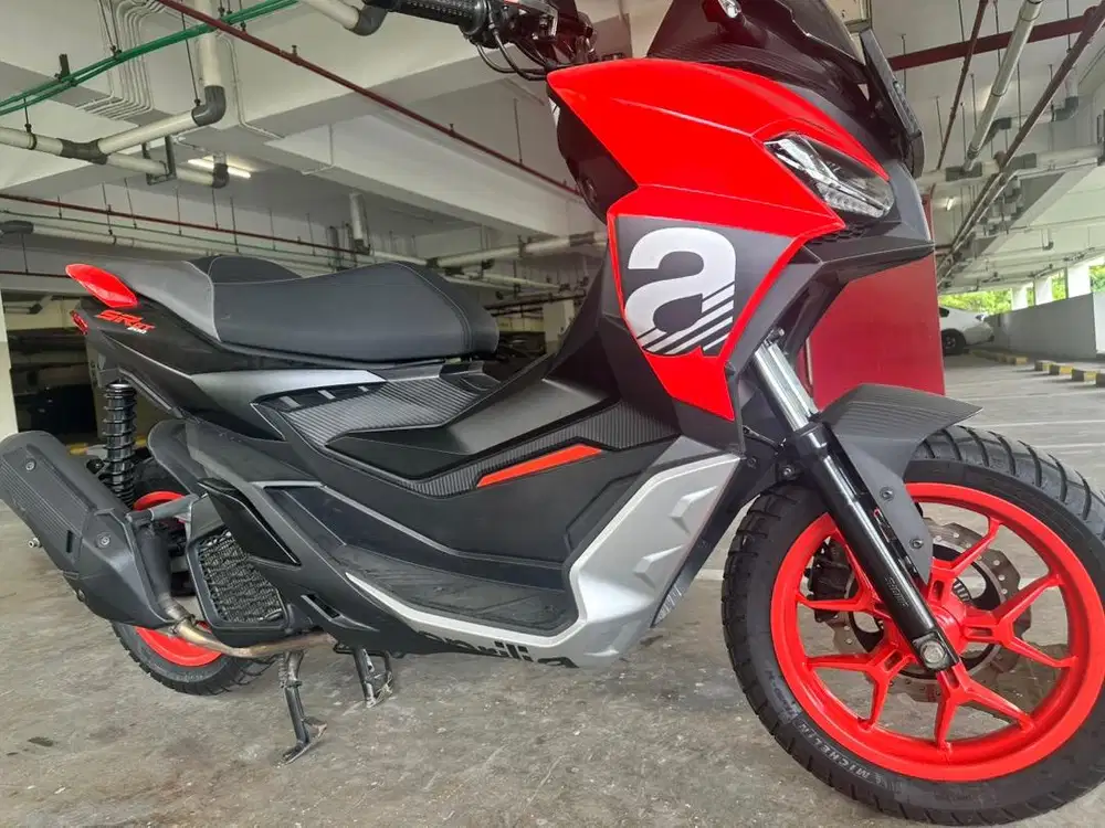Aprilia SR GT200 red and black