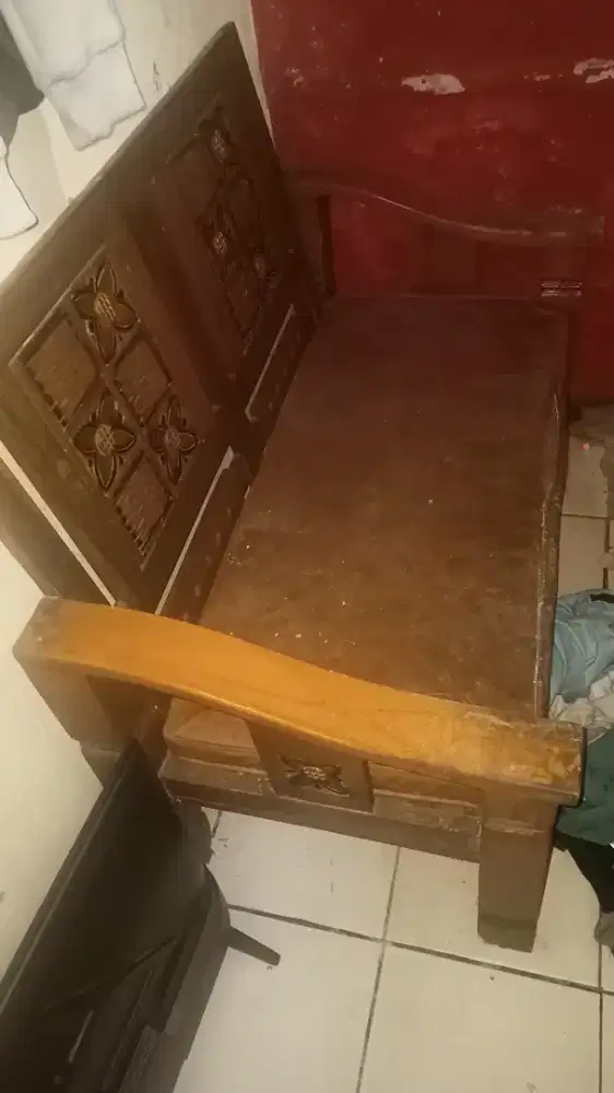 Kursi kayu ada 4 dudukan