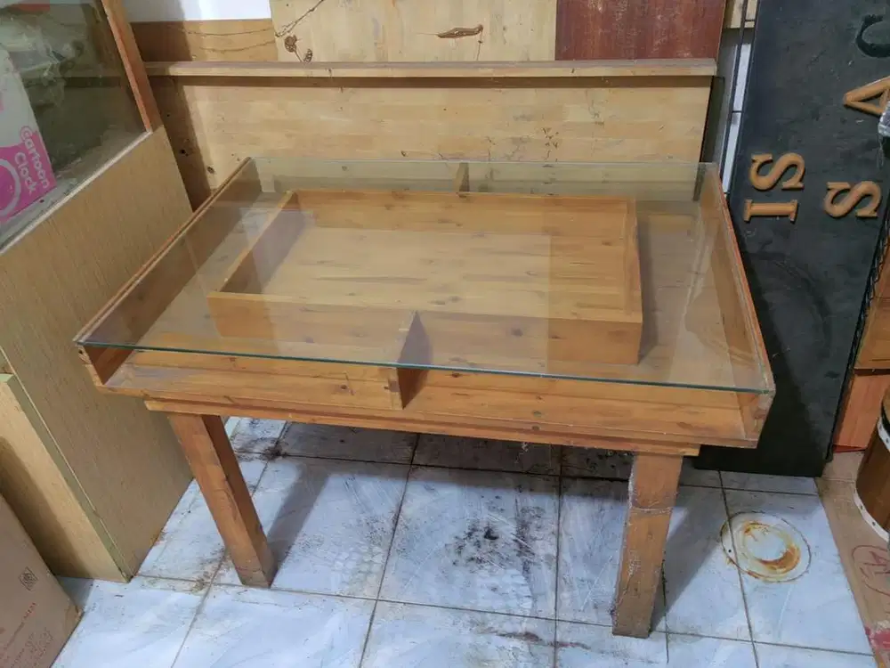 Meja Kayu bermodel
