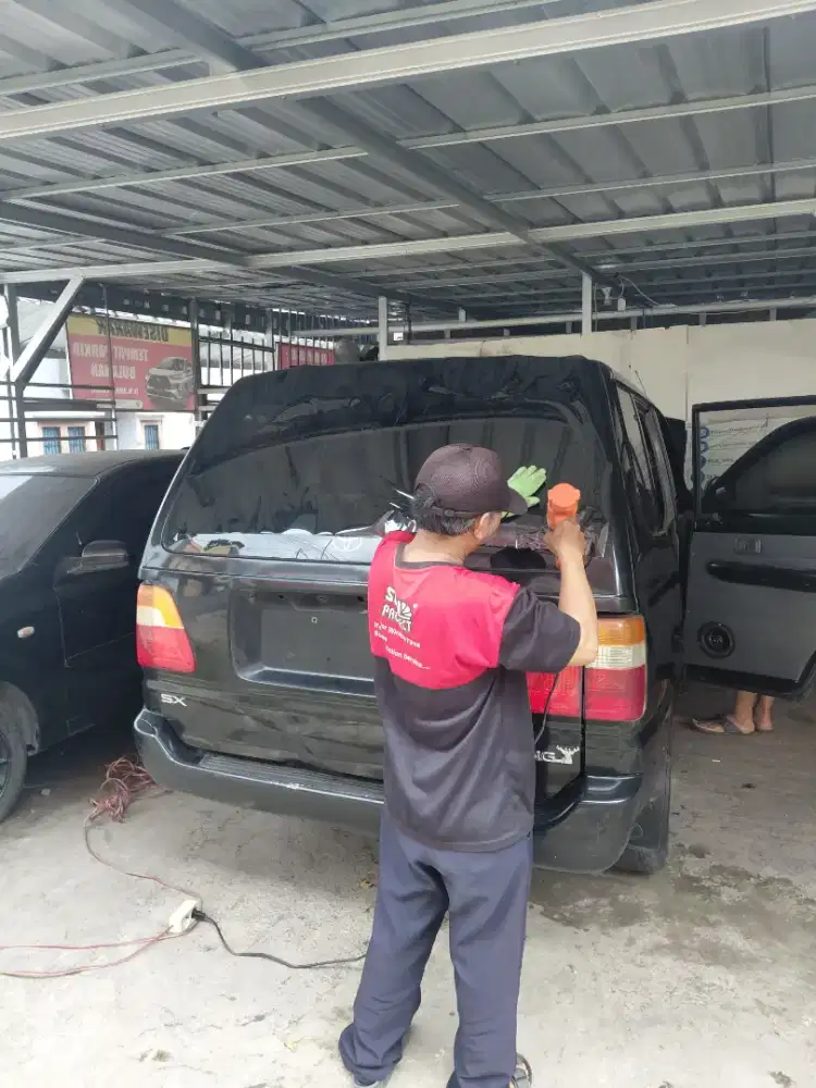 Kacafilm mobil redam panas gelap dan awet