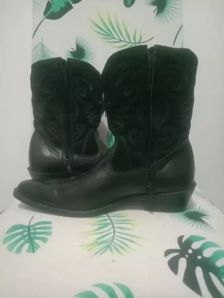 Sepatu Kulit Risleting Model Cowboy