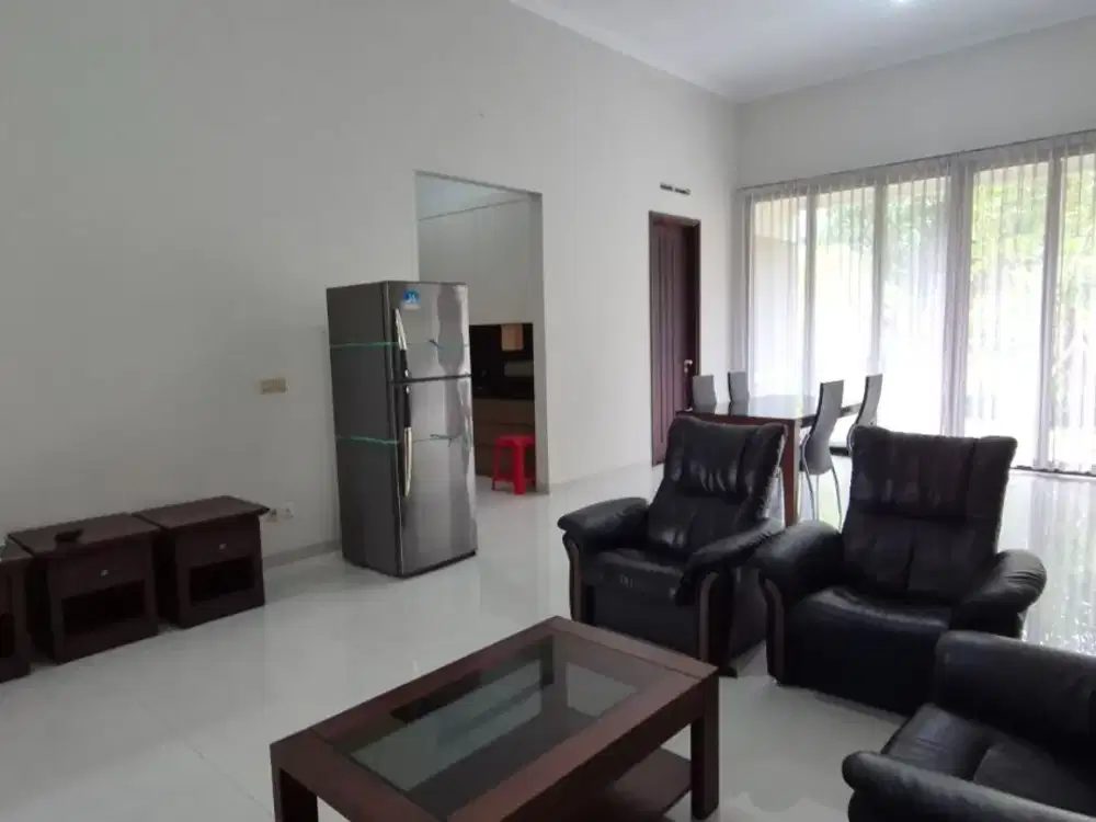 For Rent, Rumah Tinggal Dengan Luas Tanah Besar Di Kawasan Kota Baru Parahyangan, Bandung