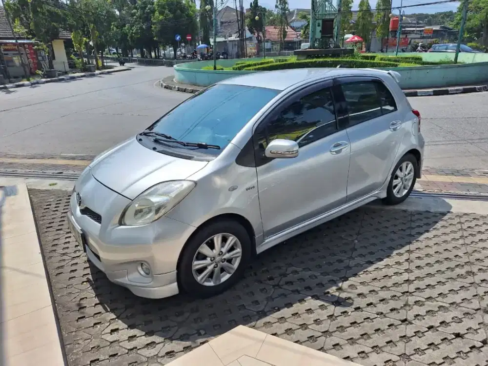 Toyota Yaris (Bakpau) 2013 tipe E Automatic Silver