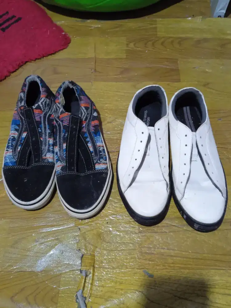 Jual 2 pasang sepatu ukuran 40