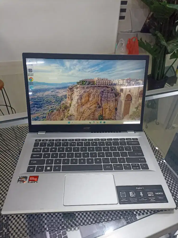 Laptop Lenovo ideapad slim 1-14 AMD Ryzen 3-3250 U 12/256 murah.
