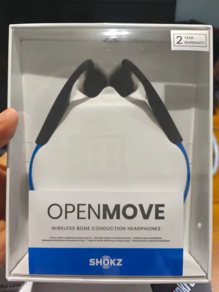 Shokz OpenMove adalah headphone konduksi tulang (bone conduction)
