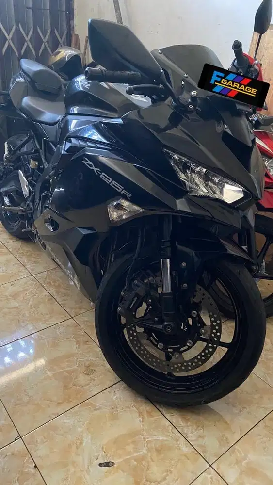 Kawasaki ZX25R Th.2022 Black Metalic