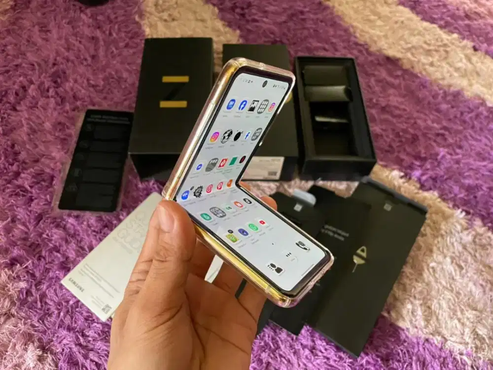 Samsung Z Flip Pertama