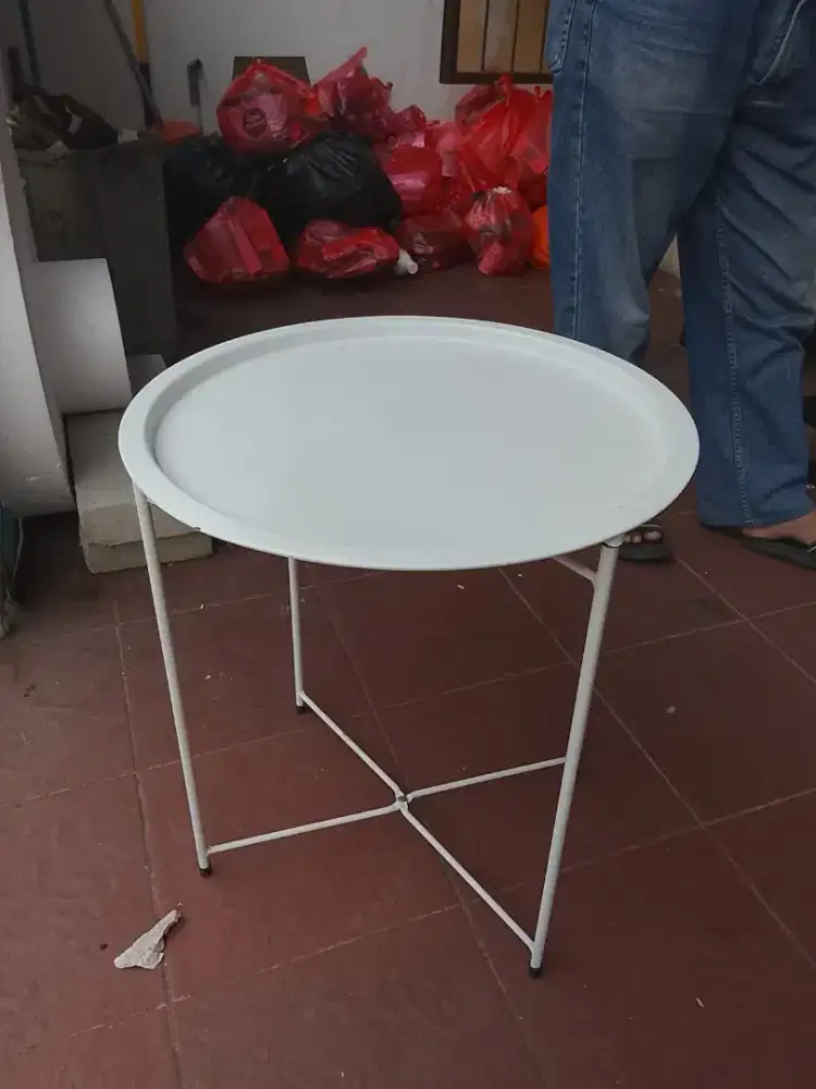 Meja besi lipat bundar