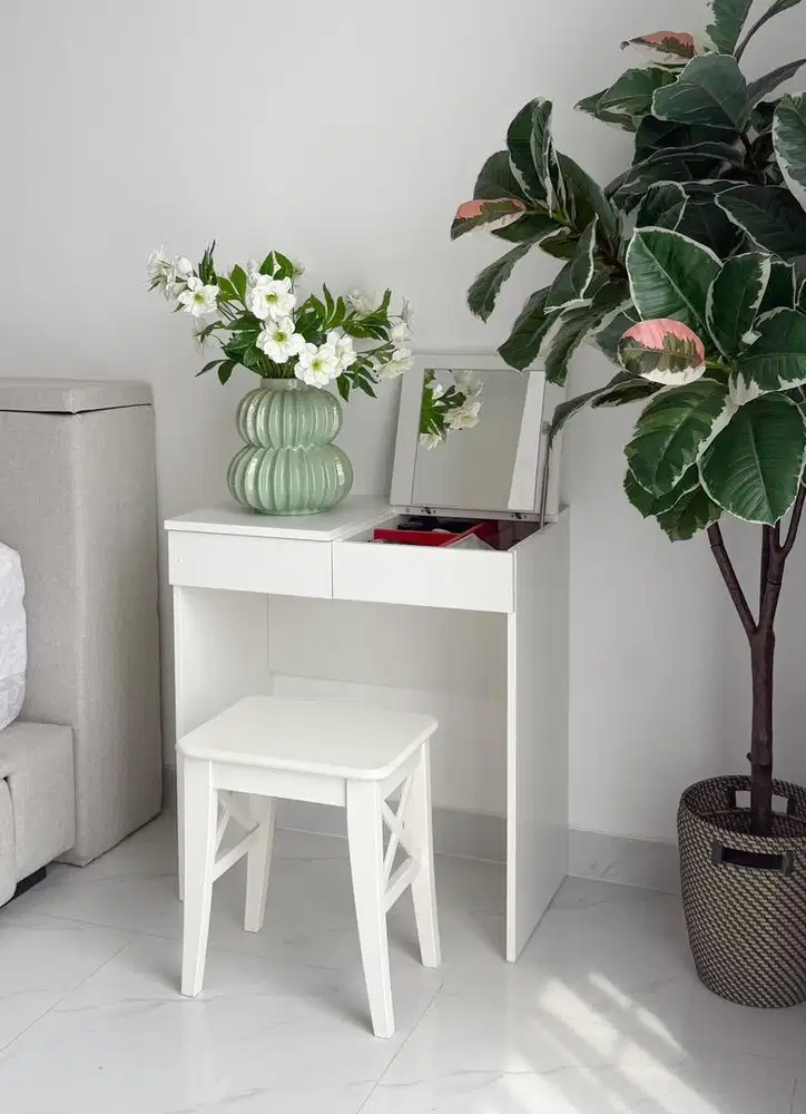 Meja Rias / Meja minimalist