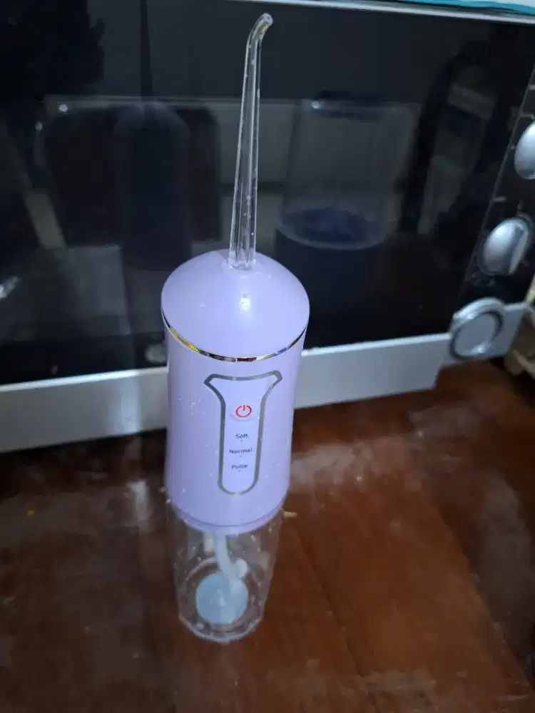 Oral irigator semprotan air untuk membersihkan gigi