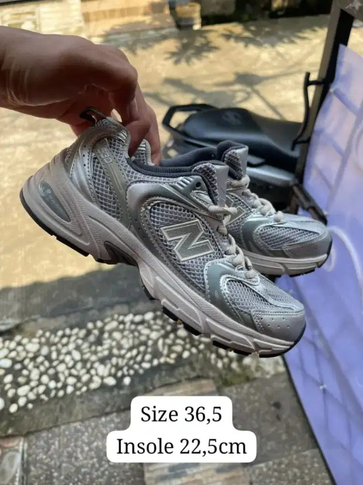Sepatu running NB