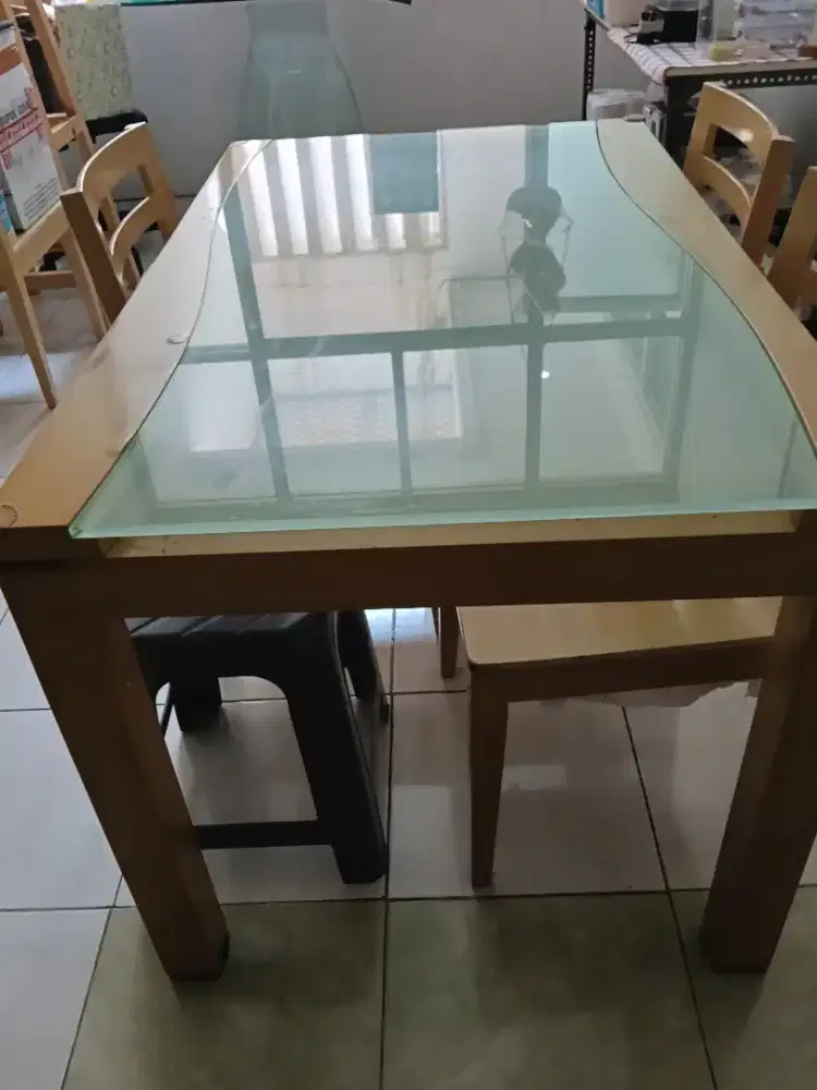 Meja makan kayu minimalis