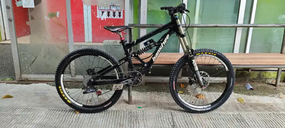 sepeda gunung MTB banshee Scythe downhill