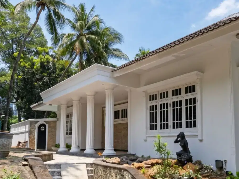 Rumah Hoek Kebayoran Baru Dekat Dharmawangsa Strategis Parkir Luas Cocok untuk Usaha Klinik Resto Cafe