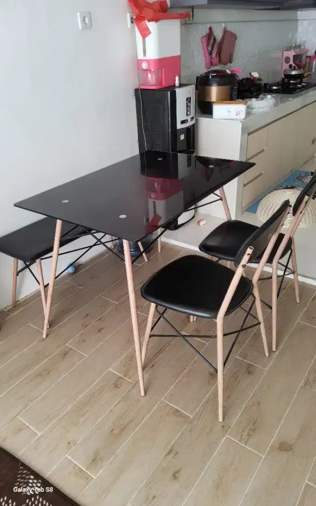 Meja makan minimalis