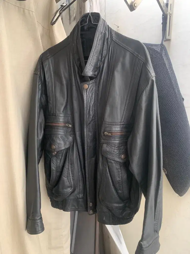 Jaket Kulit Hitam Klasik – Keren & Elegan