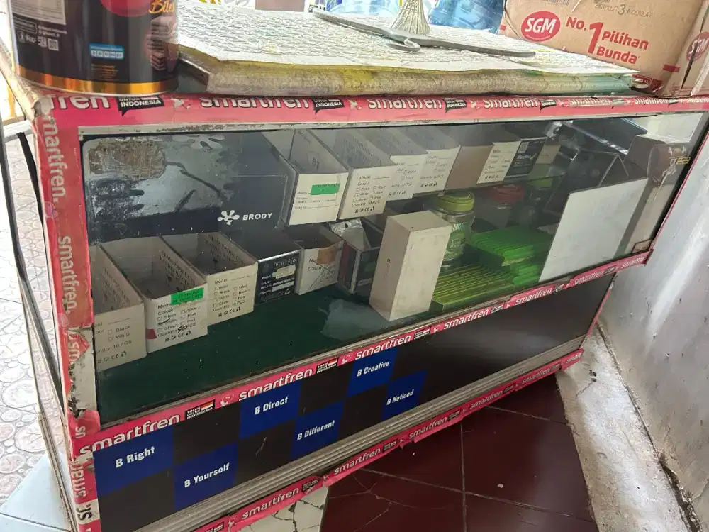 Etalase kaca konter pulsa