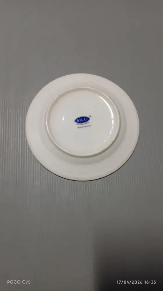 Piring keramik untuk makan