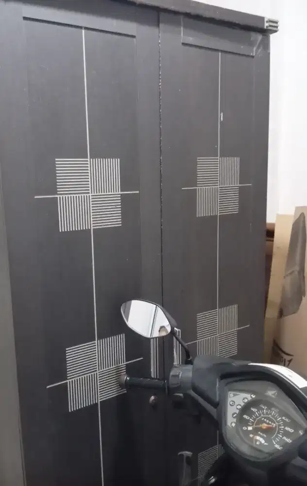 Lemari pakaian pintu 2