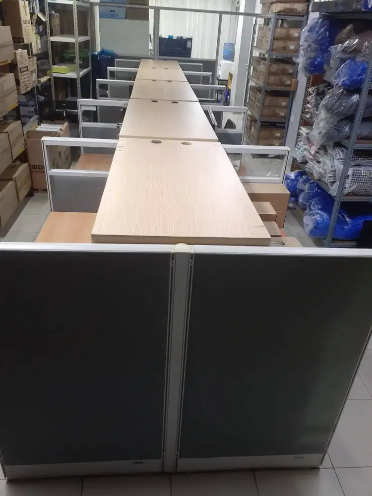 Di jual Meja Partisi Kantor 5 Staff Berhadapan Merek Uno