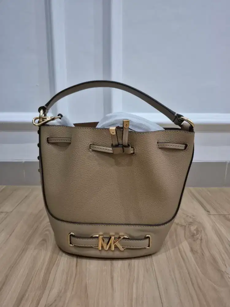 Preloved Original MK Reed Medium Studed Pebbled Leather Bucket Bag