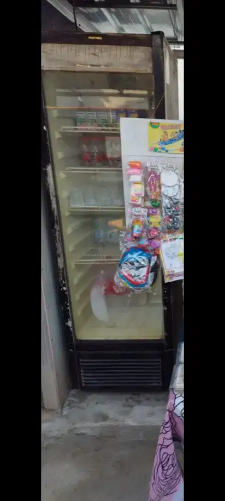 Di jual Showcase 5 rak merk polytron.