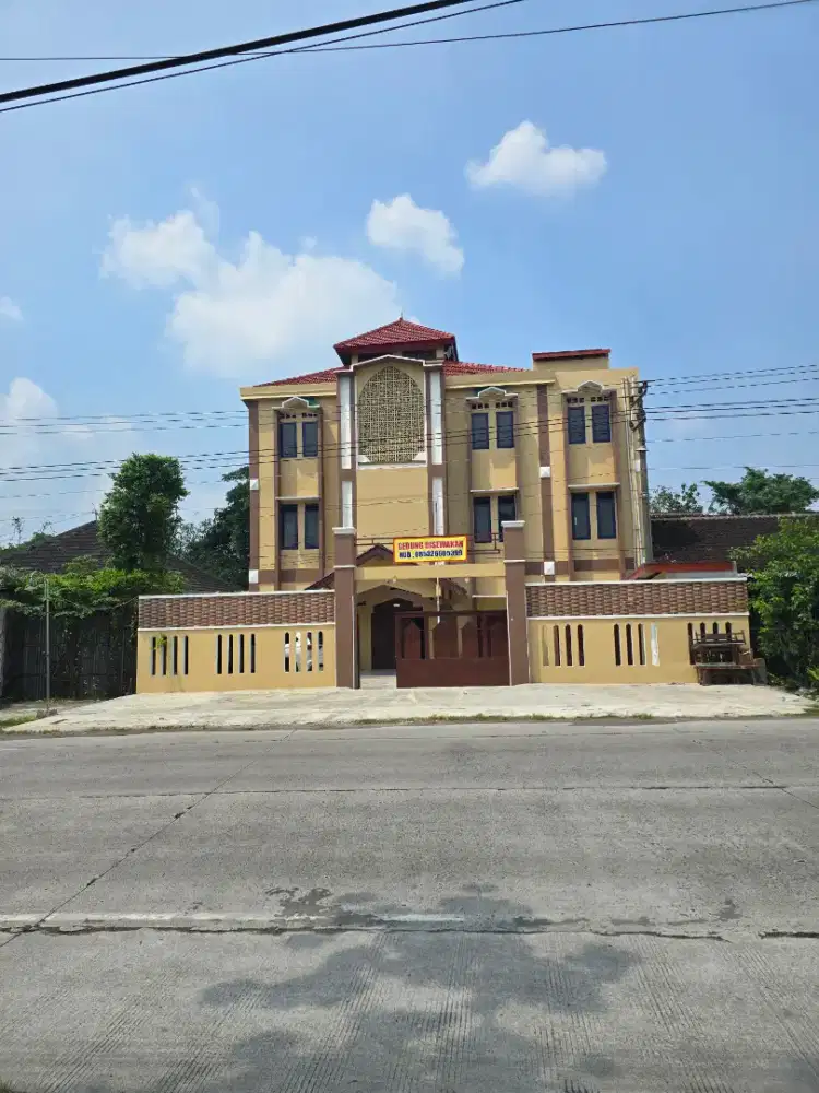 Gedung 3 lantai dari tol gondang rejo 5 menit, parkir mobil muat 12
