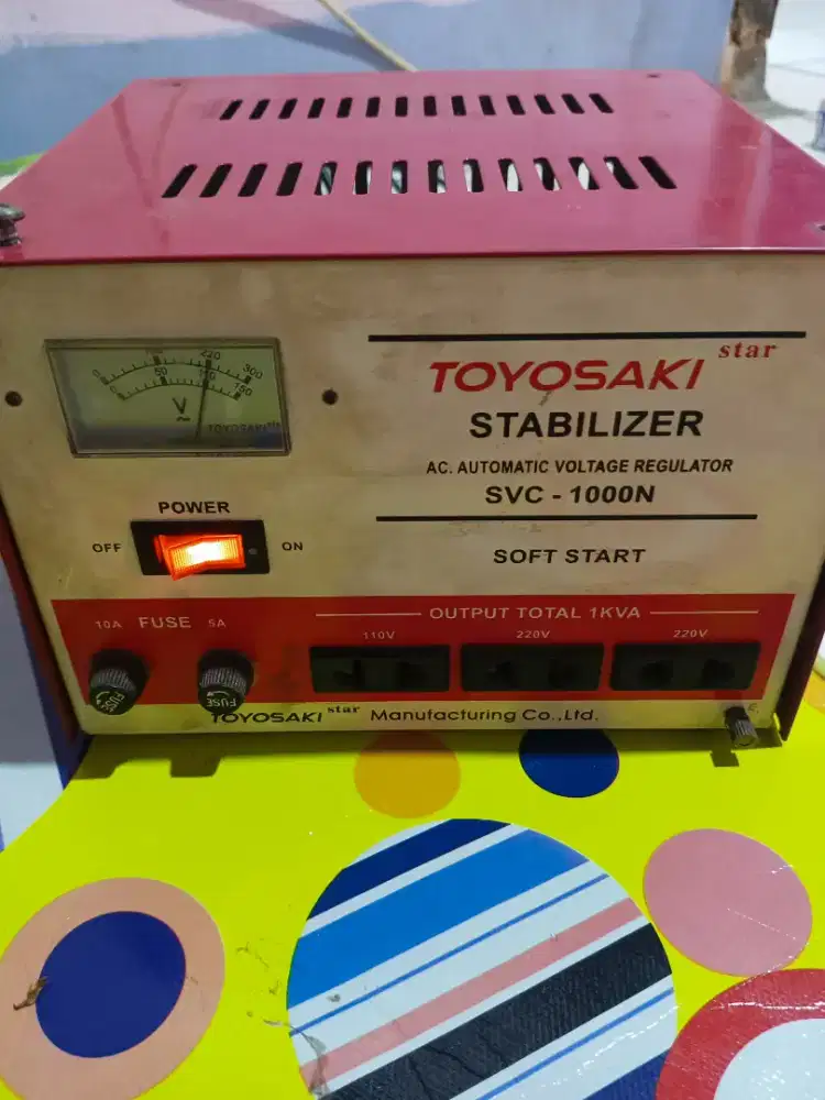 Stabilizer listrik merk toyosaki 1000N kondisi normal siap pakai