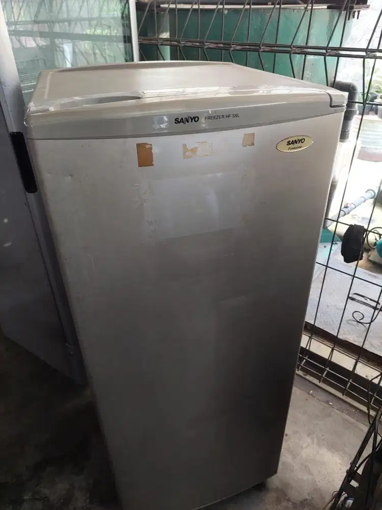 Freezer sanyo ukuran besar normal