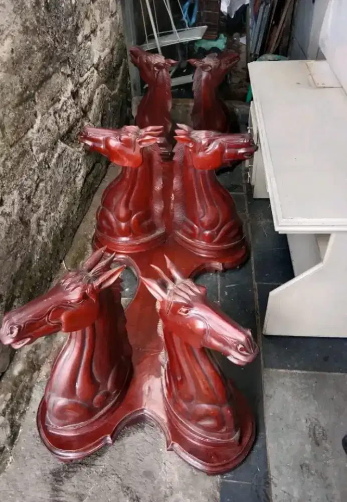Meja ukir kepala kuda