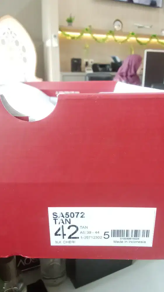 Sendal baru kegedean